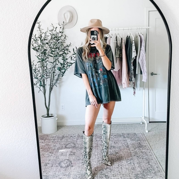 Sexy Chic Snake Embossed Vince Camuto Leather Boots - Picture 4 of 12